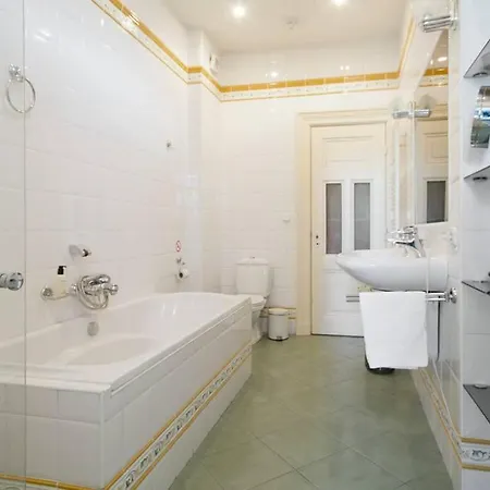 2 Bedroom 2 Bathroom Canal *