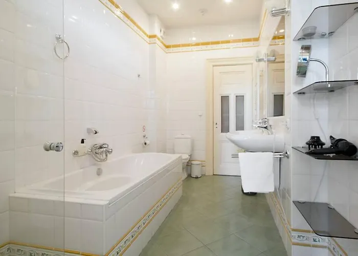 2 Bedroom 2 Bathroom Canal *