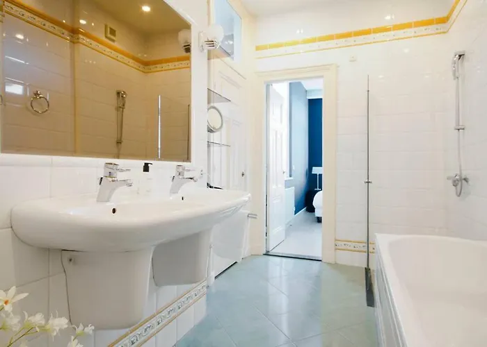 2 Bedroom 2 Bathroom Canal Lägenhet