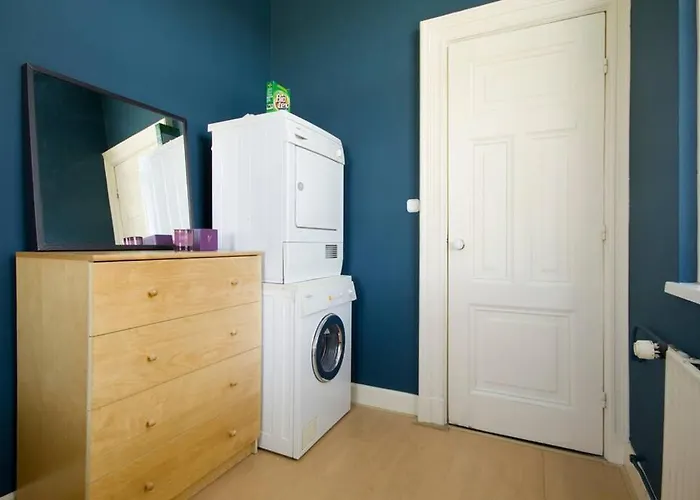 2 Bedroom 2 Bathroom Canal Apartment