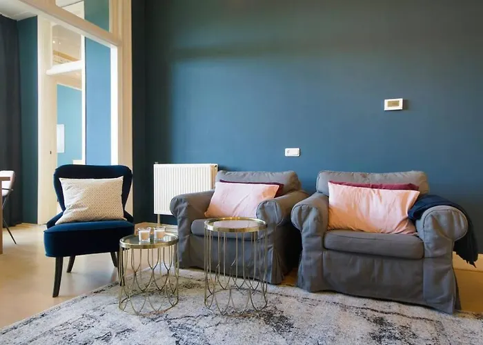 2 Bedroom 2 Bathroom Canal Apartment *